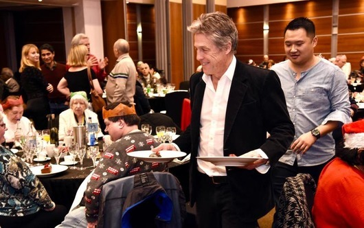 Хю Грант сервира коледен обяд на 500 самотни души в Лондон: Това е "Наистина любов"