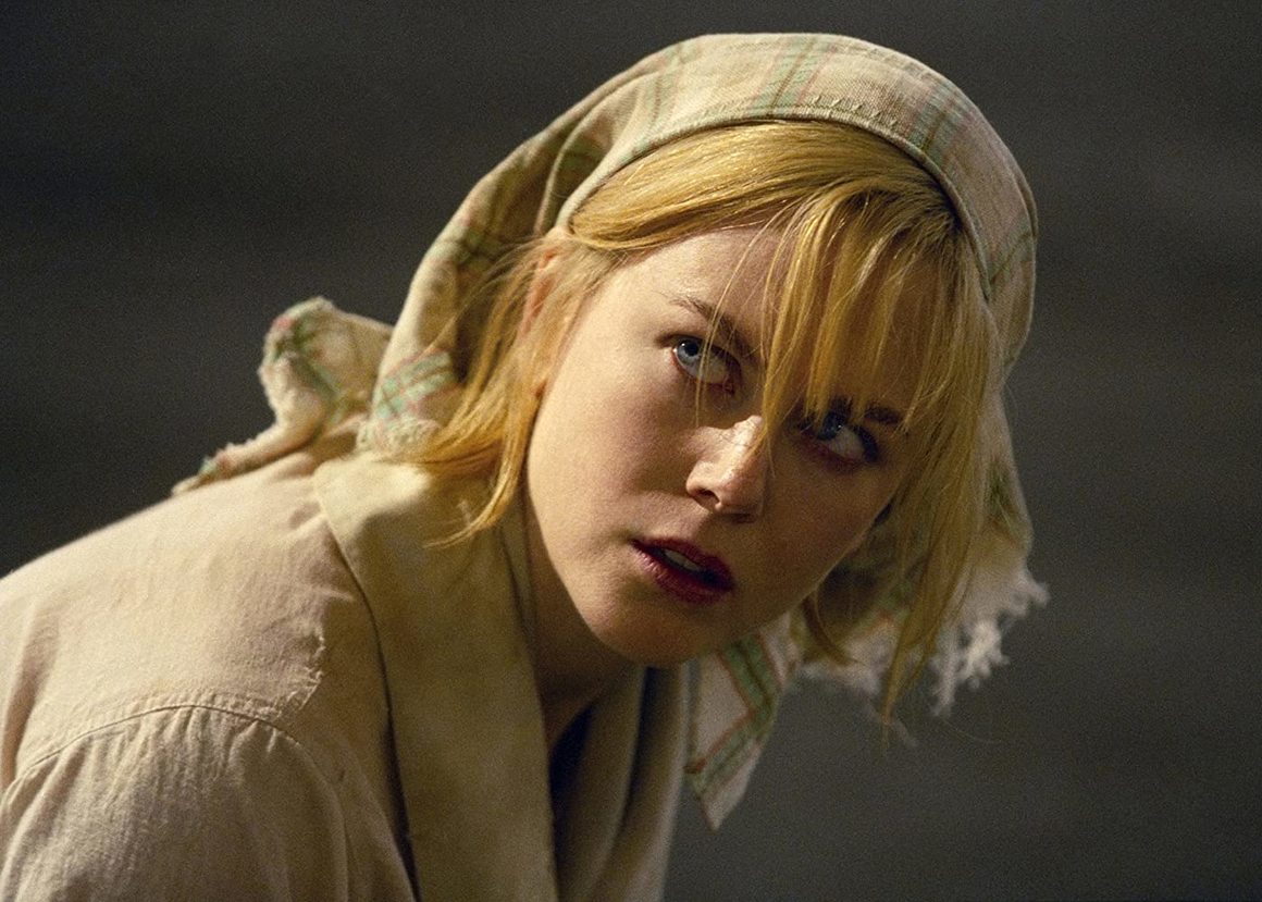 Dogville (2003)
<br><br>
Героинята на Никол Кидман е Грейс Мълиган - млада жена, която се опитва да избяга от мафиоти и намира подслон в малко планинско градче на име Догвил в Колорадо. За да спечели доверието на местните хора, Грейс започва да работи и да им помага срещу минимално заплащане. Колкото повече от тайните й се разкриват, толкова повече се увеличава принудителният й товар и натискът от страна на местните. Експерименталният филм на Ларс фон Триер разделя критиците на две групи - някои го смятат за твърде претенциозен, други го хвалят като един от най-добрите филми на последните две десетилетия.