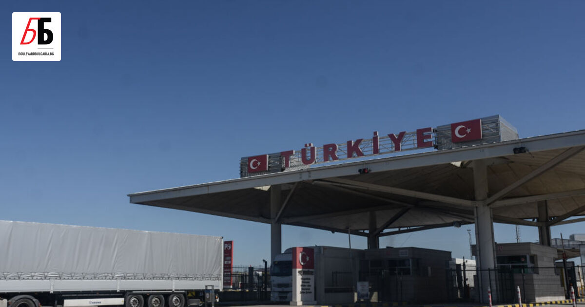 Километрична опашка от леки коли и автобуси се е образувала