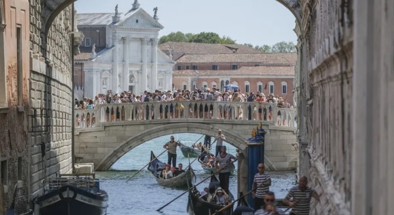 Венеция се опитва да ограничи прекомерния туризъм с нови мерки.В