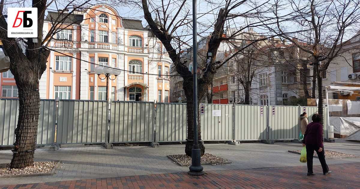 Строителни дейности в двора на емблематична къща в центъра на