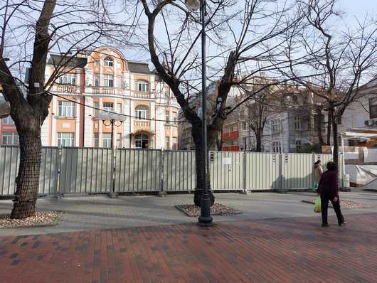 Ресторант прави зимна градина в двора на историческа сграда във Варна, кметът разпореди проверка