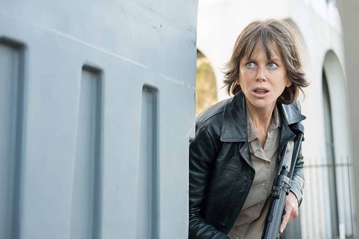 Destroyer (2018)
<br><br>
Ако искате да видите Кидман в нетипична роля, криминалният трилър Destroyer
е точното място. Тук актрисата влиза в образа на полицейска служителка, чийто живот се преобръща след неуспешна операция по внедряване в престъпна групировка. За разлика от другите си филми, Кидман показва лицето на трагедията, гнева, агресията и първичния инстинкт за оцеляване.