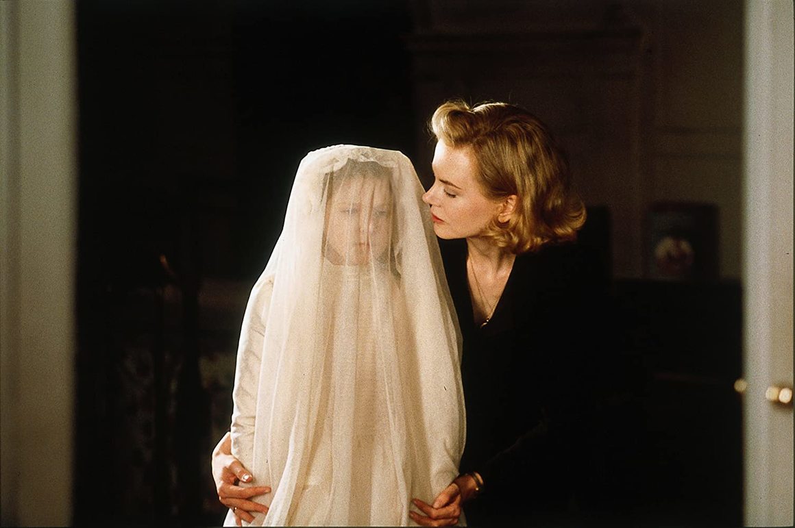 The Others (2001)
<br><br>
Филм на ужасите? Никол Кидман е способна да го превърне в класика. Героинята й е млада майка, живееща изолирана с двете си деца (болни от рядко заболяване) и няколко прислужници в провинциално имение през 40-те години. Готическата история на Алехандро Аменабар се развива в мистична психодрама, докато стигне до неочаквана развръзка.
