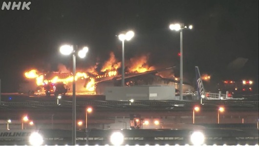 Самолет избухна в пламъци докато се приземява на пистата на