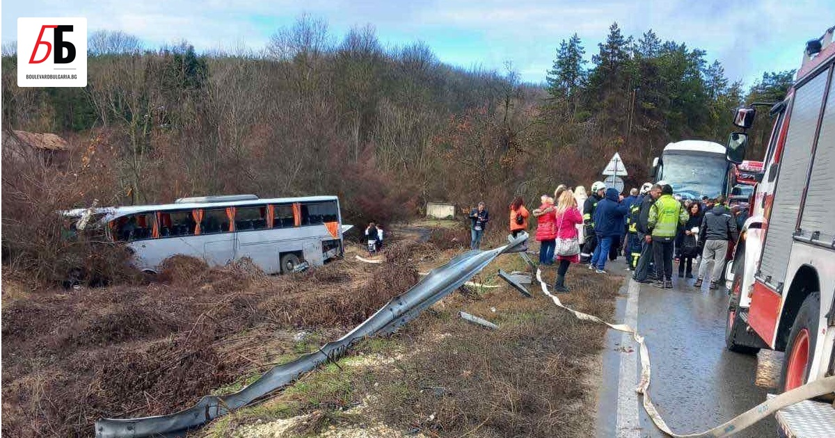 9 души са откарани в болница след катастрофа на туристически