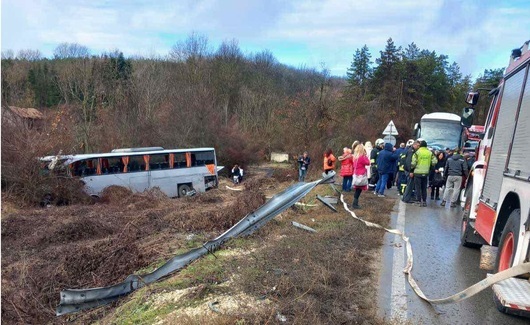 9 души са откарани в болница след катастрофа на туристически