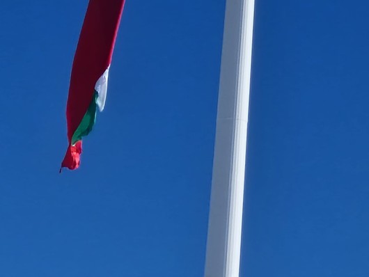 Гигантското българско знаме на пилона в Рожен е започнало да