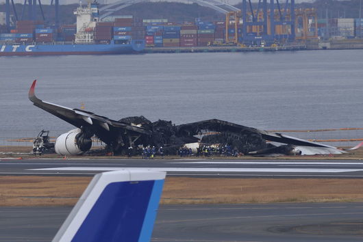 Самолетът на японската брегова охрана в който се удари пътнически