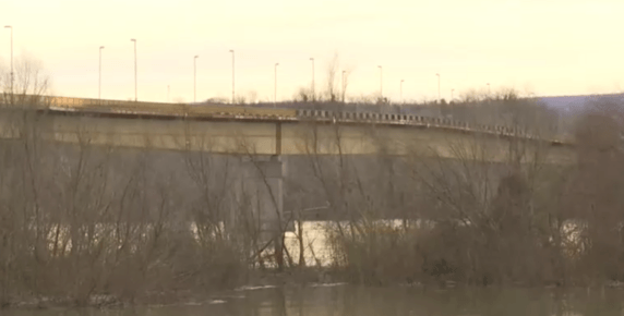 Кораб с 1000 тона изкуствен тор се удари в мост на Дунав, проверяват има ли замърсяване