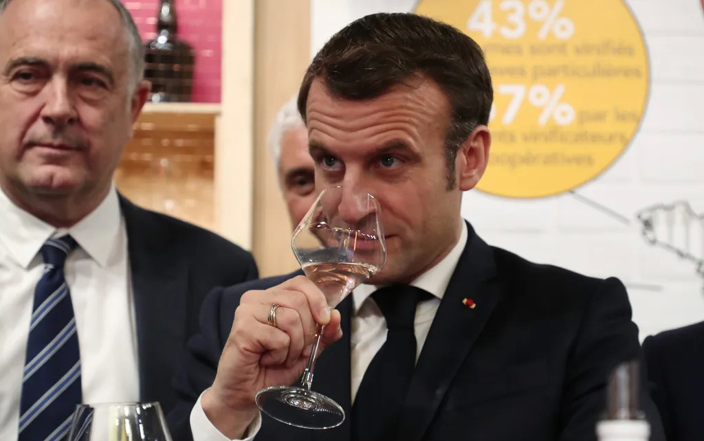 "Сух януари" или сухо вино? Защо обвиняват Макрон, че защитава френското алкохолно лоби