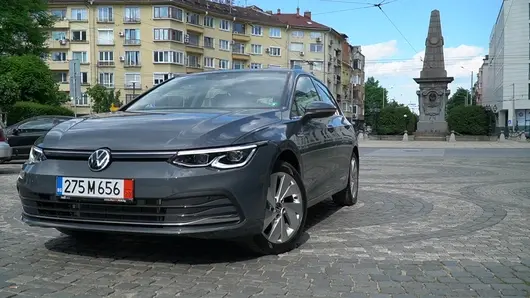 Golf 8: Полетът на "гугутката" и бърза обиколка на София