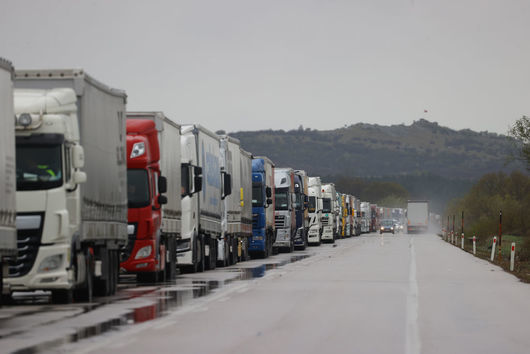Заради Австрия: Нарочните проверки, които блокираха над 100 камиона на "Дунав мост"