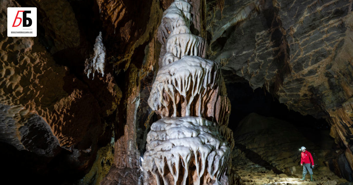 Водолази влизат в наводнена пещера в Словения, за да освободят
