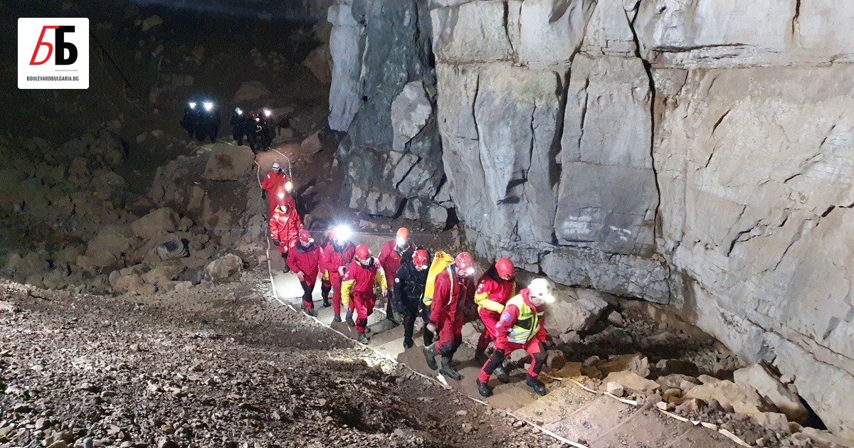 Словенските спасители успяха да извадят петимата души, блокирани в една