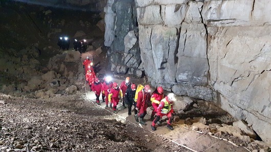 Спасиха петимата души, блокирани в пещера в Словения
