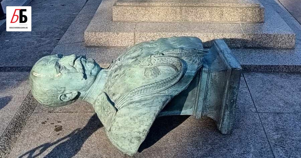 Паметникът на граф Николай Игнатиев в центъра на Варна е