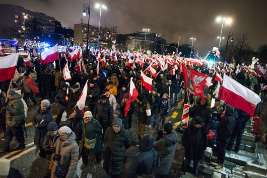 Полската опозиция събра десетки хиляди души на протест срещу проевропейското правителство на Туск