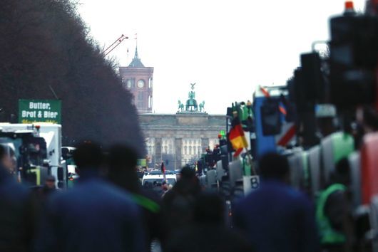Кулминация на фермерските протести в Берлин. Трактори и камиони пред Бранденбургската врата