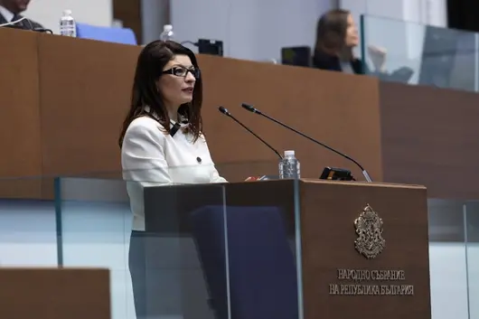 Десислава Атанасова ще съвместява поста в КС с Венецианската комисия