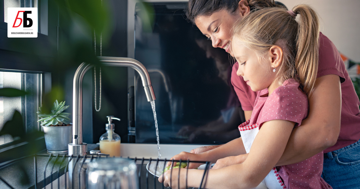 Годината е 1997. Милиони деца по света се грижат за