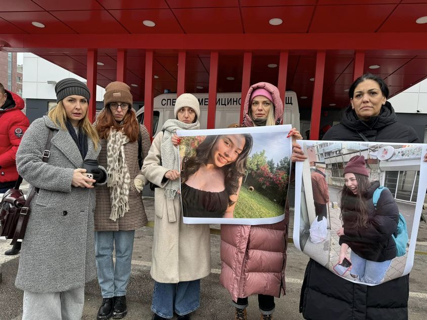Майката на Даная протестира пред "Пирогов", директорът отказва да се оттегли