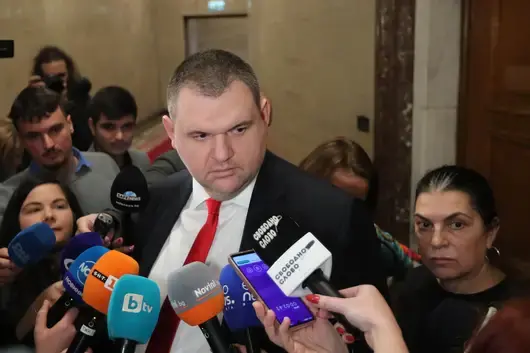 Избори няма да има, декларира Пеевски и прати "чичо Румен" да връща шампанското