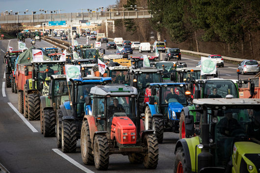 Френските фермери които протестират вече цяла седмица блокираха магистрала А1