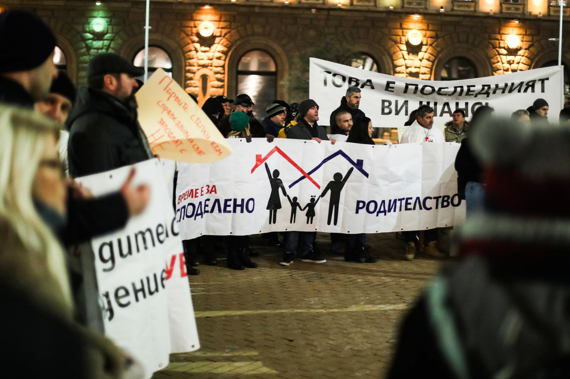Съд разреши на подсъдима за убийство да гледа детето си под домашен арест