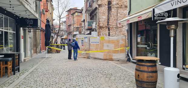 Стена на сграда в центъра на Пловдив рухна, докато до нея се строи хотел