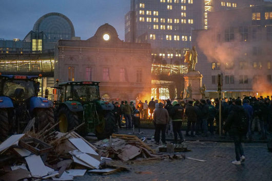 Яйца, камъни и огън: Протестът на фермерите пред Европейския парламент в Брюксел