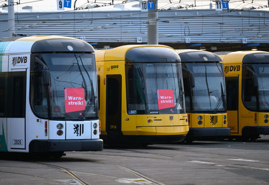 Германия е блокирана от стачка на служителите в градския транспорт