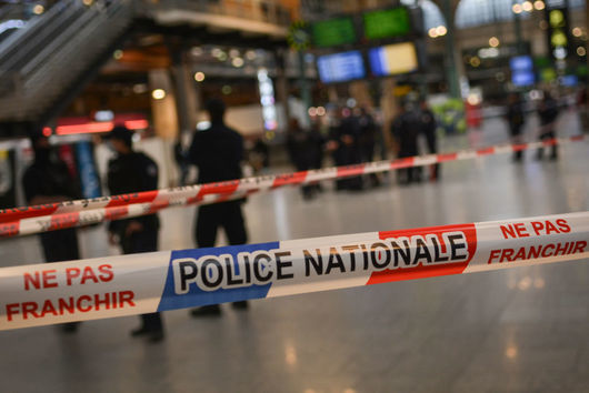Трима души са ранени при атака с нож на оживена гара в Париж