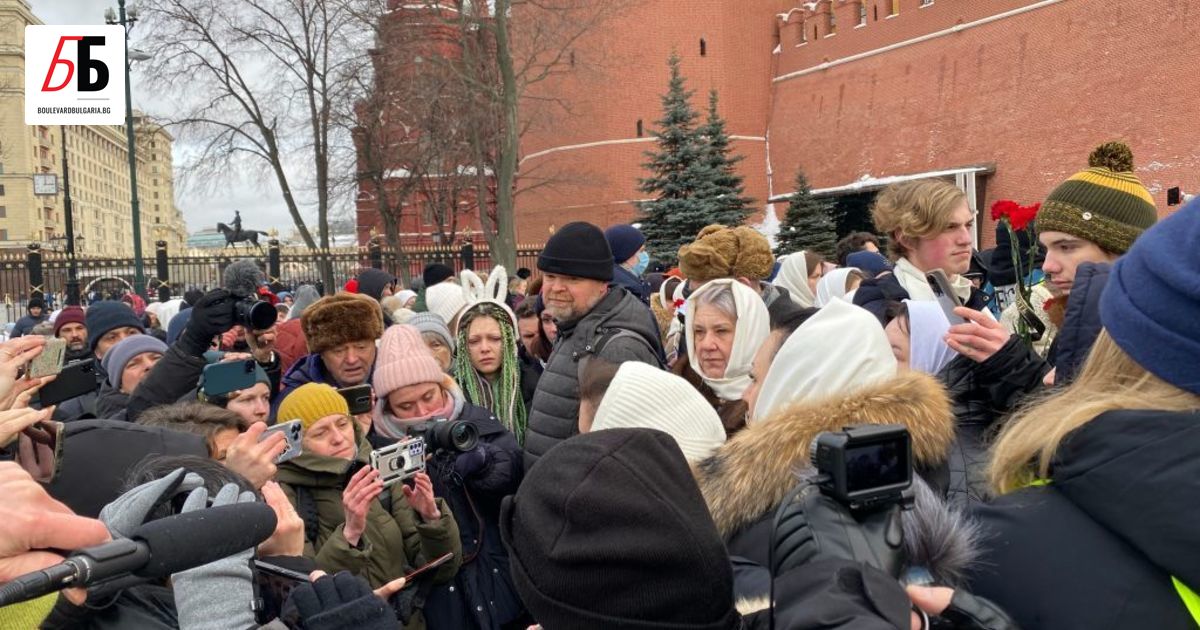 Руската полиция е задържала група от около 20 журналисти, оператори