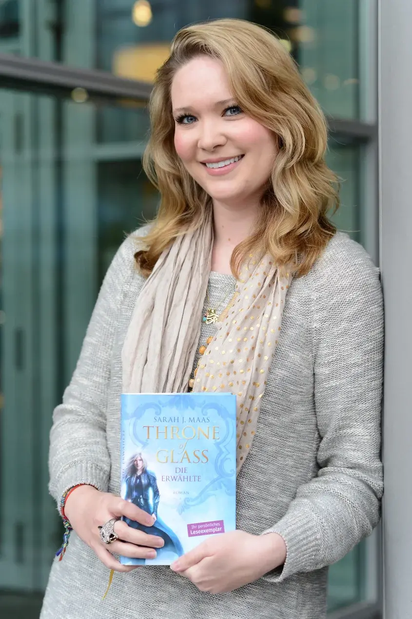 Сара Дж. Маас история