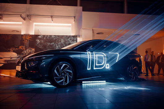 Volkswagen отбеляза премиерата на електрическия ID.7 с футуристичен коктейл