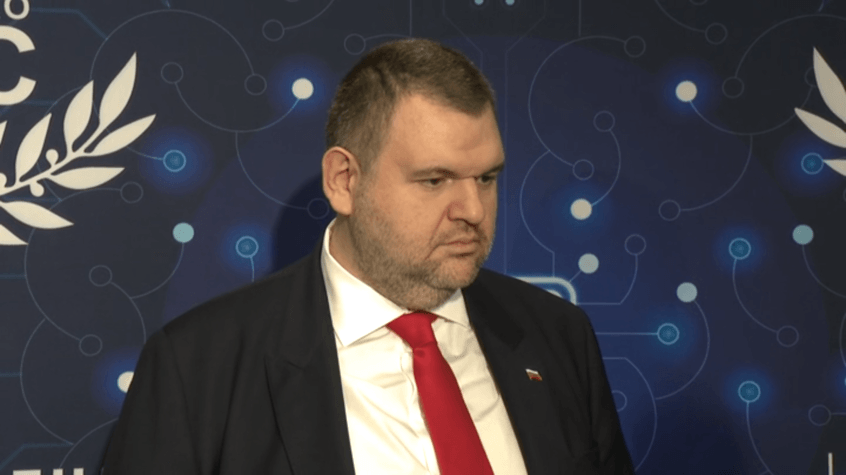 Пеевски подкрепи Борисов в спора за МВнР и заговори за предсрочни избори