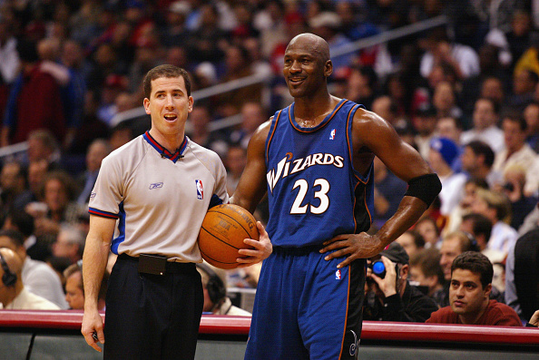 NBA и Тим Донахи
<br><br>
Докато Майкъл Джордан е известен със страстта си към залозите, той никога не е прекрачвал границата на закона, що се отнася до тази негова дейност.
<br><br>
За сметка на това, другият човек на снимката, съдията Тим Донахи, я прескача с двата крака. Един от най-известните рефери в света на спорта залага на мачовете, които ръководи, като целенасочено влияе на крайния изход, за да излезе на печалба.
<br><br>
В огромен брой двубои той прави така, че по-високият коефицент да е печеливш. Tова негово приключение завършва с отнемане на работата му и присъда от 15 месеца в затвор.