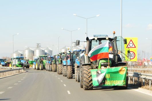 Протестите на земеделците продължават въпреки че в понеделник правителството и