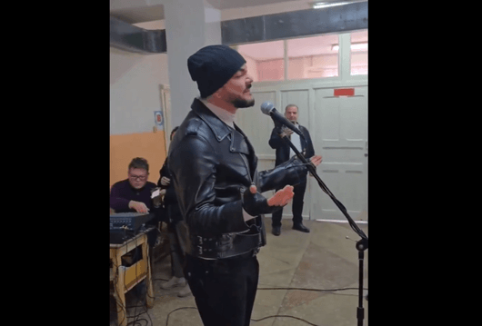 Филип Киркоров реши да се изкупи за "голото парти" с концерт на фронта