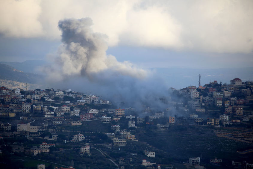 Израел нанесе серия от мащабни удари срещу Ливан. Опасенията за война растат