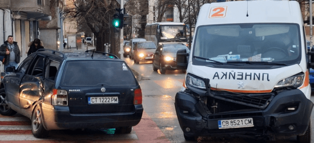 Лекар е пострадал при сблъсък на линейка и две коли в Стара Загора