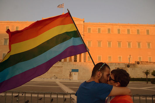 Гърция разреши гей браковете и е първата православна страна, която ги узаконява