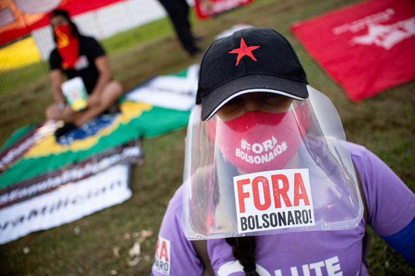 339 € на ден глоба, ако бразилският президент продължава да не носи маска 