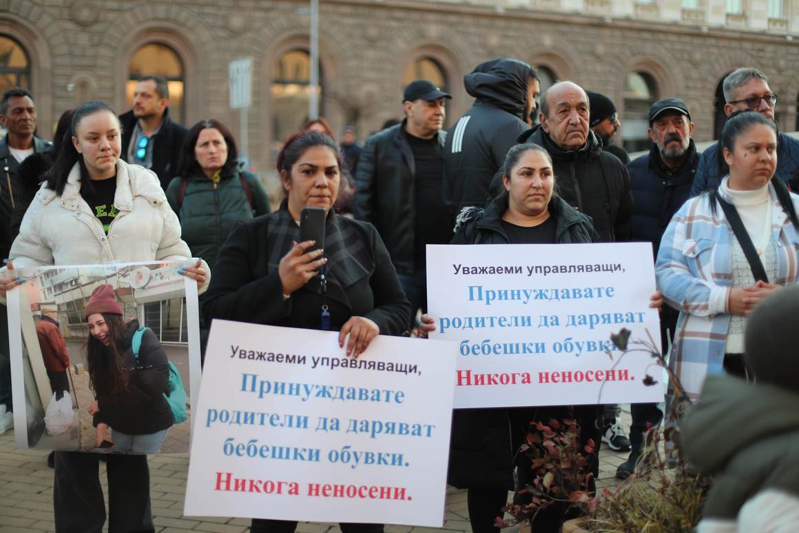 "Корупцията убива деца": Протестът на близките на Даная в снимки