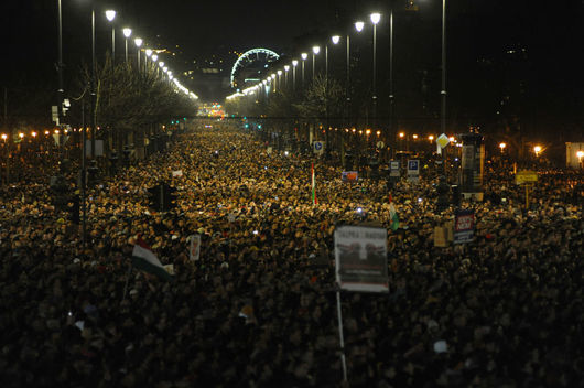 Хиляди протестираха в Будапеща въпреки оставките след скандална амнистия (Снимки)