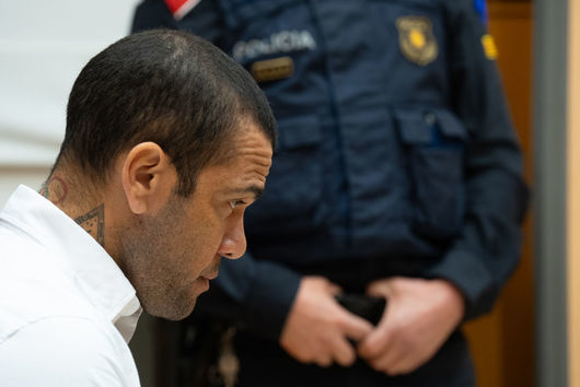 Бившият футболист на "Барселона" Дани Алвеш е осъден на 4,5 г. затвор за изнасилване