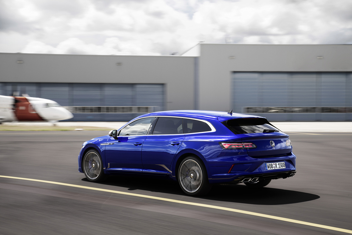 Arteon и Arteon Shooting Brake имат атлетични линии, но се различават значително в оформлението на задната част, започваща от средните странични колони на покрива . Докато при класическата фастбек версия контурите на покрива и страничните прозорци започват да се снижават паралелно назад така се превръщат в типичната за спортните купета плавна извивка в силуета на покрива, при Shooting Brake линиите на покрива и
страничното остъкляване продължават още назад и завършват в новия спойлер
накрая на покрива.
В горната си част линията на прозорците следва успоредно тази
на покрива, но в долната част линиите се движат нагоре към задните странични
колони, формирайки по-тясна остъклена площ в
задната част на силуета.
