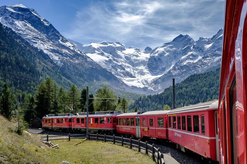 Държавните служителите в Швейцария - влак вместо самолет и по-скромни делегации