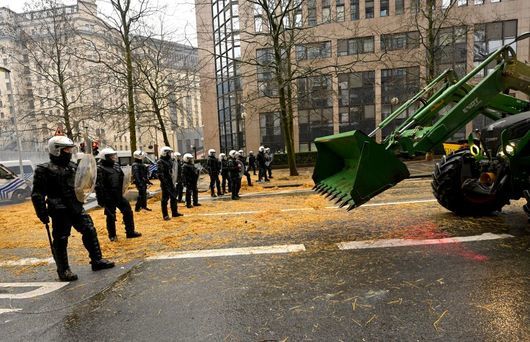 Когато тракторите станат оръжия - Брюксел пак усети гнева на фермерите (Снимки)